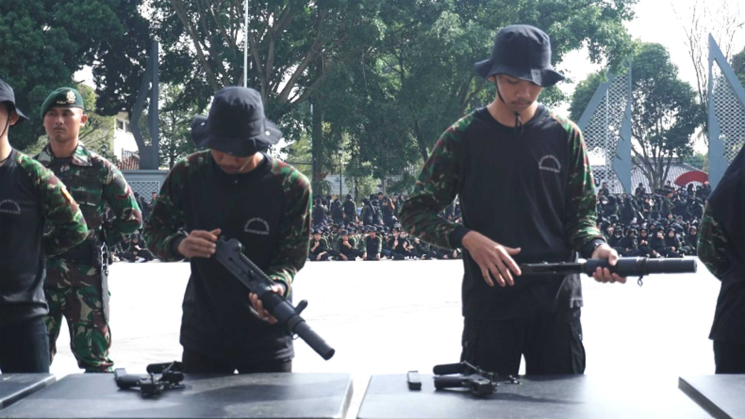 TNI Didik Ribuan Mahasiswa Uniga Tentang Bela Negara, Ada yang Terampil Bongkar Pasang Senjata
